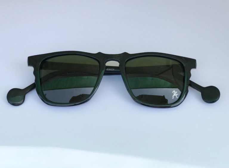 Vintage black sunglasses Wayfarer style unusual temples - Image 4